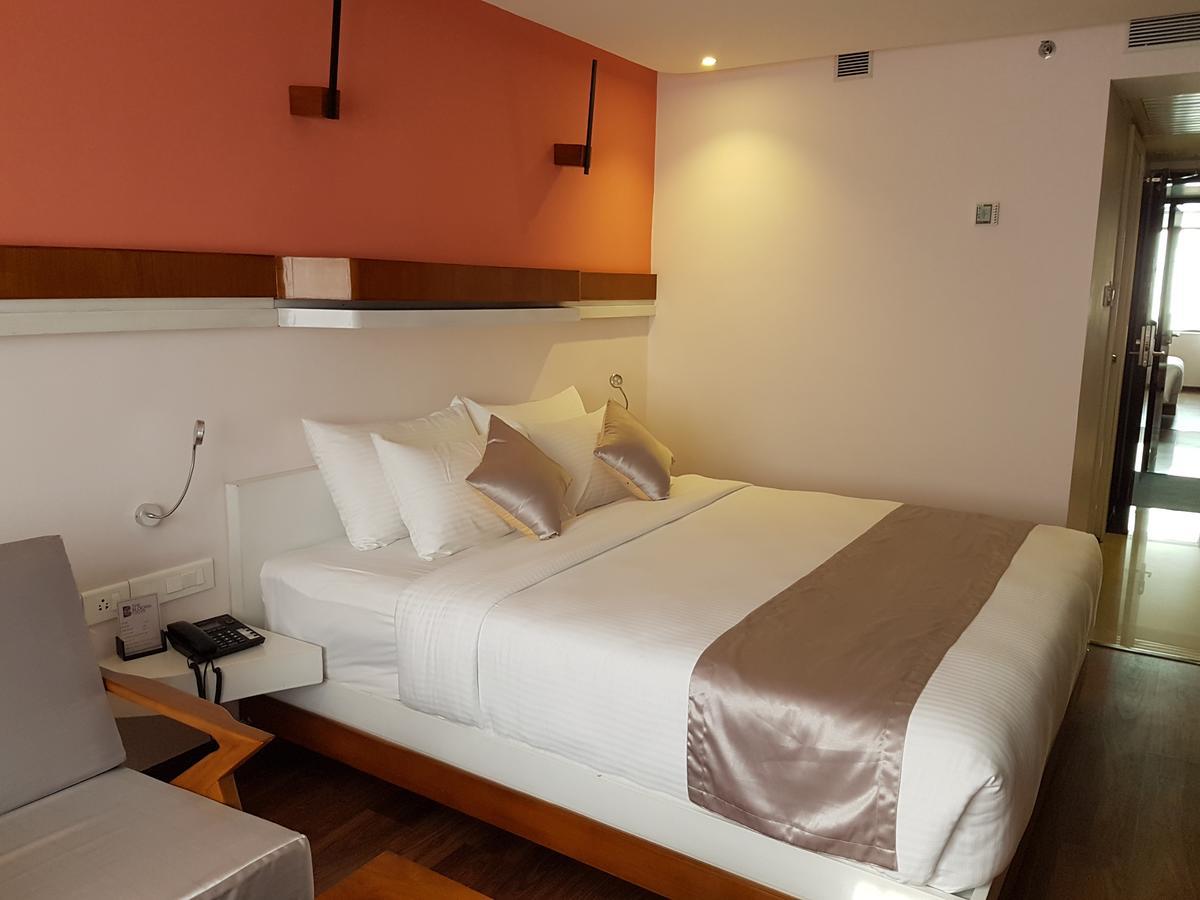 Hotel The Blooms Cochin Kochi Esterno foto
