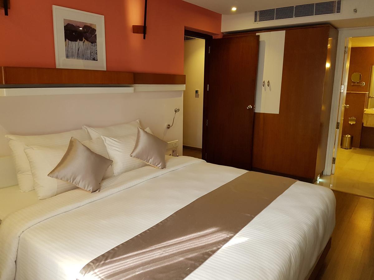 Hotel The Blooms Cochin Kochi Esterno foto