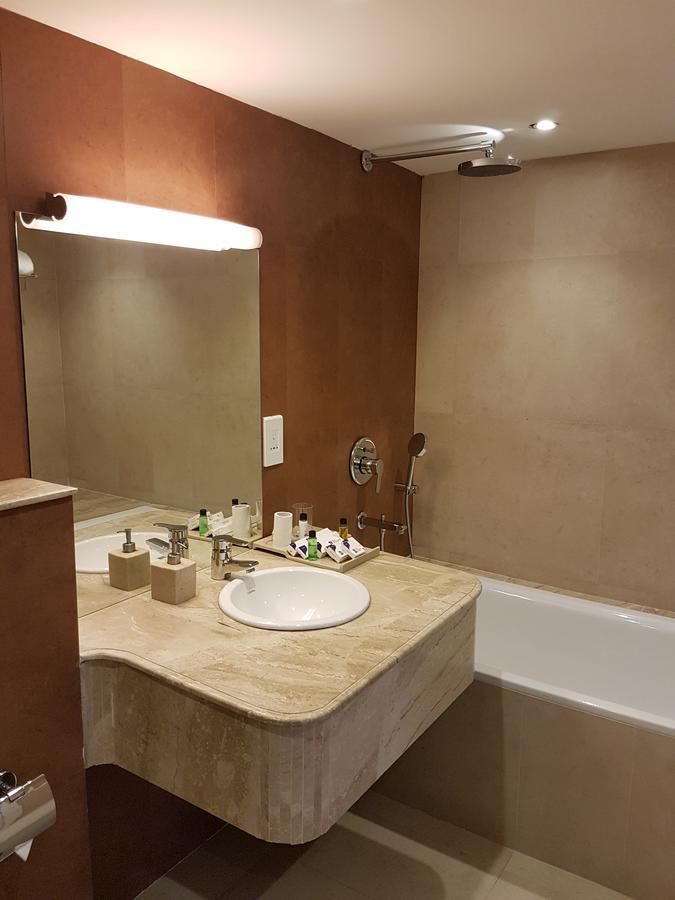 Hotel The Blooms Cochin Kochi Esterno foto