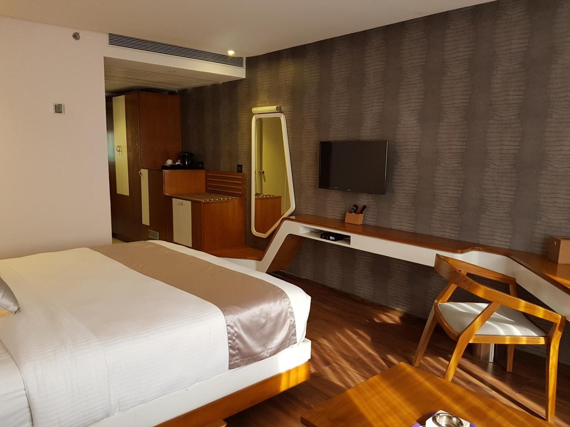 Hotel The Blooms Cochin Kochi Esterno foto