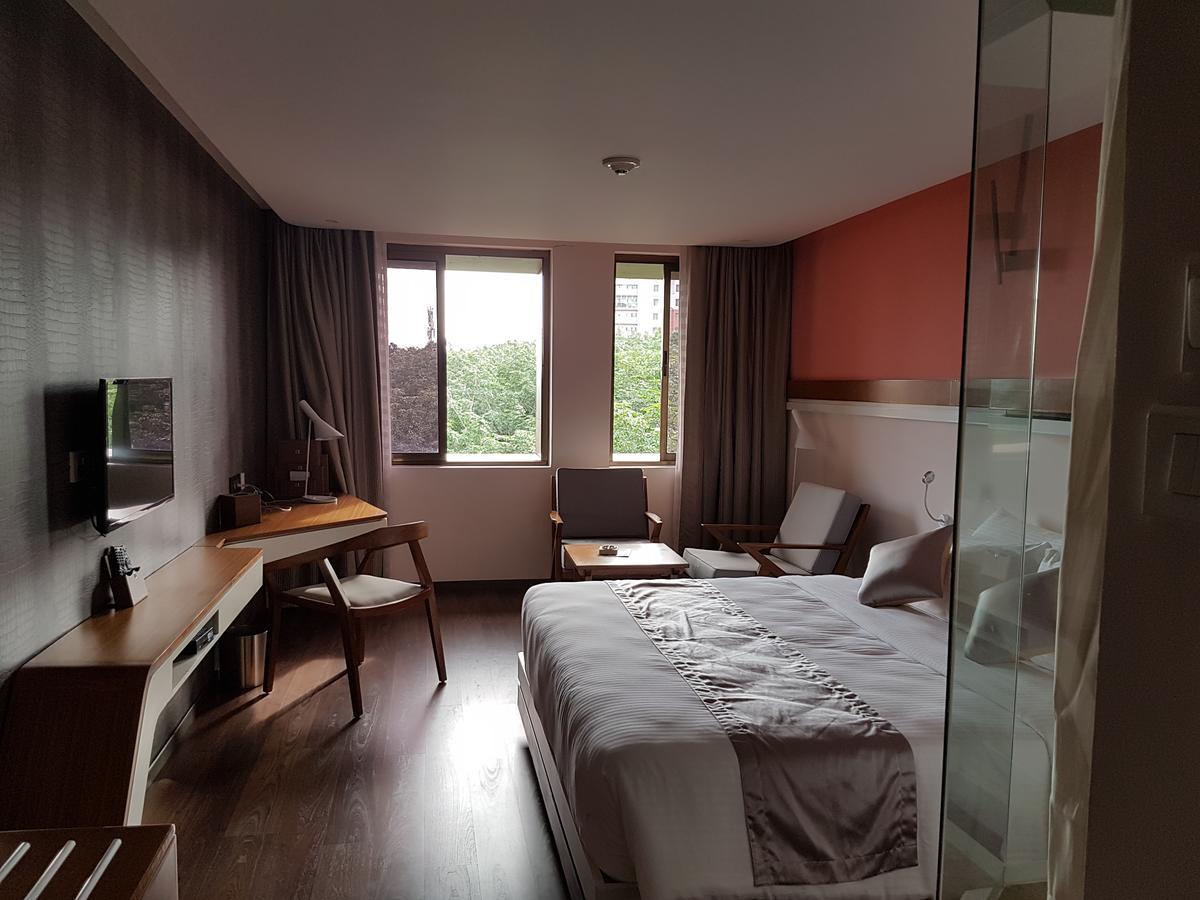 Hotel The Blooms Cochin Kochi Esterno foto