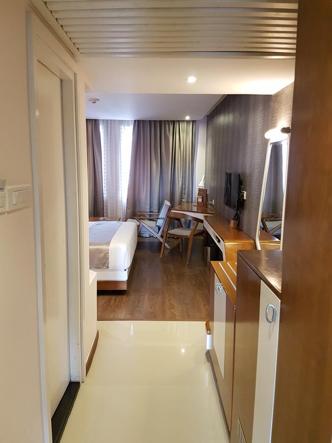 Hotel The Blooms Cochin Kochi Esterno foto