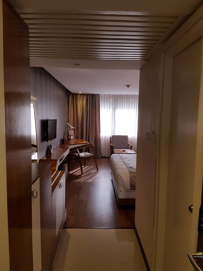Hotel The Blooms Cochin Kochi Esterno foto