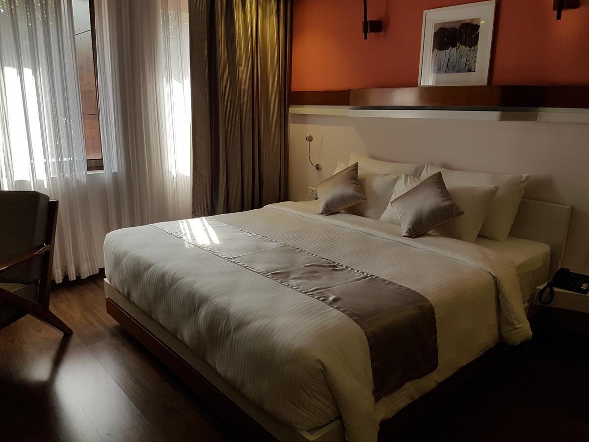 Hotel The Blooms Cochin Kochi Esterno foto