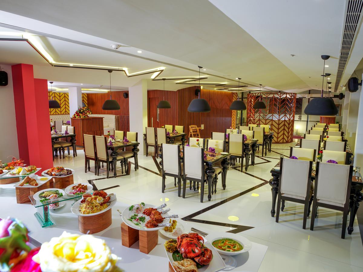Hotel The Blooms Cochin Kochi Esterno foto