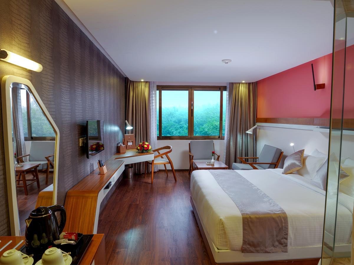 Hotel The Blooms Cochin Kochi Esterno foto
