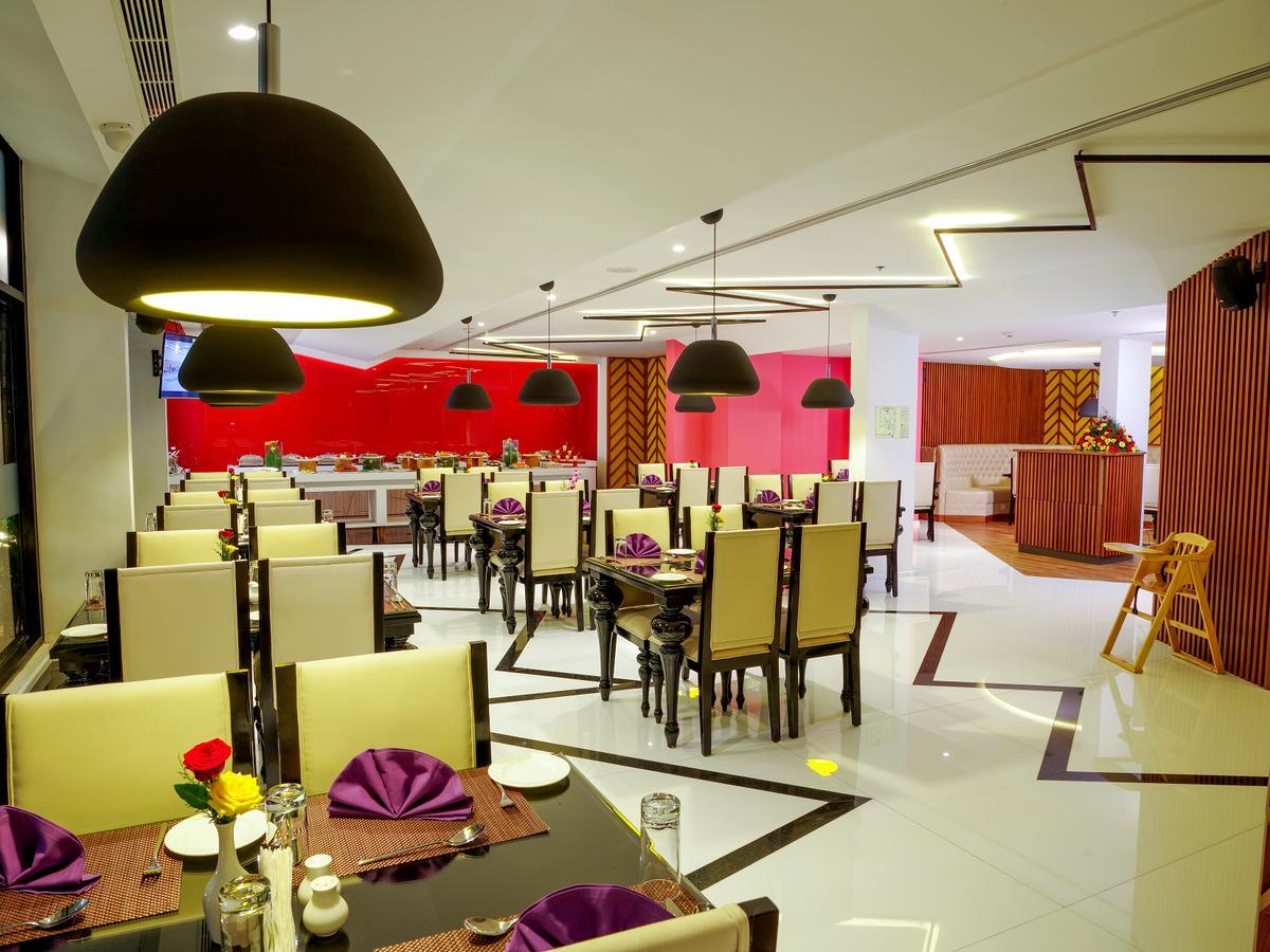Hotel The Blooms Cochin Kochi Esterno foto