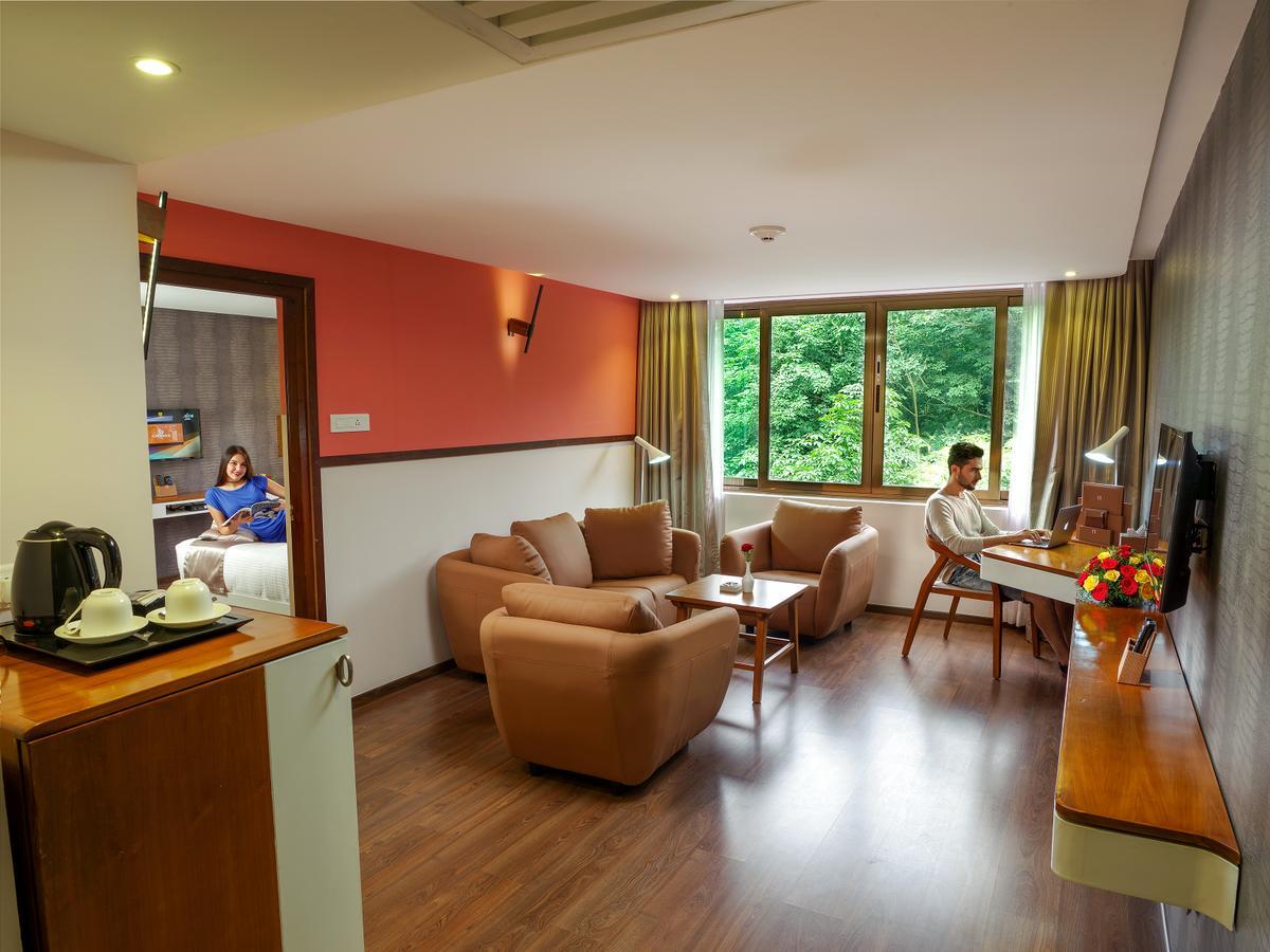 Hotel The Blooms Cochin Kochi Esterno foto